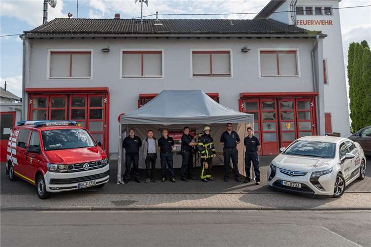 V.l.n.r.: Dennis Baulig (Stellv. Löschzugführer), Dietmar Brüning (Ausbeultechnik Brüning), Ralf Frings (Löschzugführer), Daniel Weinberg, Philipp Lüders, Tobias Nussbaum, Laura Götzl.Foto: Löschzug Irlich