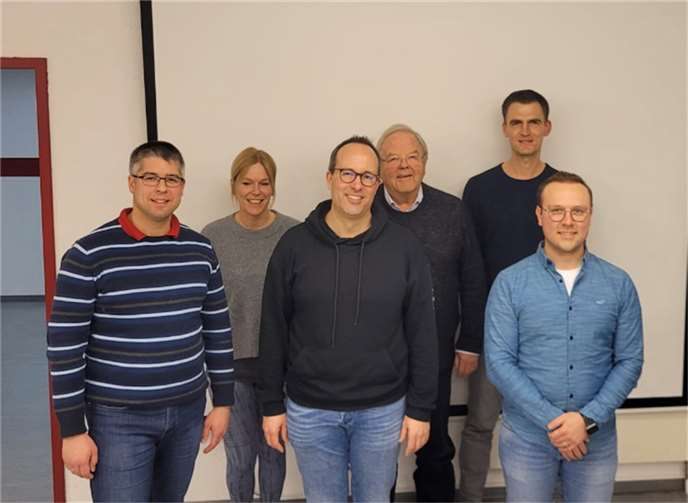 V.l.n.r.: Dennis Swirsky (Schriftführer), Pia Schmitz (Beisitzerin), Jürgen Ziegler (Vorsitzender), Dr. Andreas Paffhausen (Beisitzer), Martin Hirzmann (Beisitzer), Markus Baars (stellvertretender Vorsitzender)  Foto: Jürgen Ziegler
