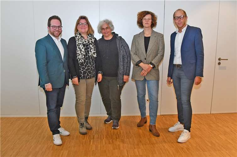 V.l.n.r.: Der Erste Kreisbeigeordnete und Vorsitzende des Jugendhilfeausschusses Pascal Badziong gemeinsam mit Stefanie Lange, Felicitas Flöthner und Iris Emmerich, Leiterinnen der Katholischen Familienbildungsstätten in Andernach, Koblenz und Mayen sowie Guido Bayer, Leiter des Kreisjugendamtes MYK. Foto: Kreisverwaltung/W.Schäfer