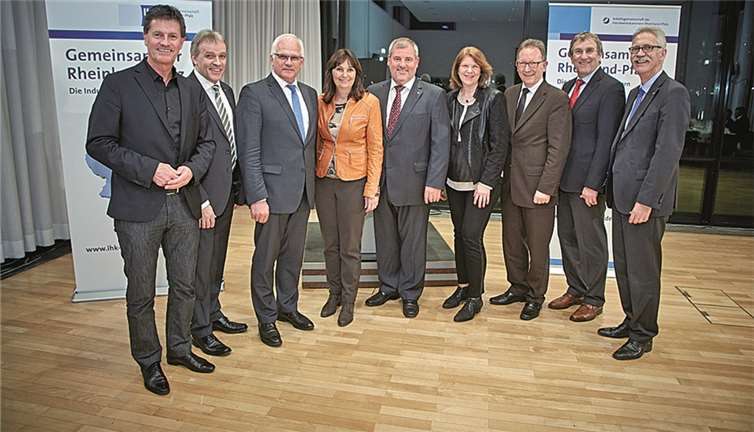 V.l.n.r.: Detlev Pilger (SPD), Kurt Krautscheid (Präsident Handwerkskammer Koblenz), Peter Bleser (CDU), Mechthild Heil (CDU), Manfred Sattler (Präsident IHK Koblenz), Antje Lezius (CDU), Erwin Rüddel (CDU), Alexander Baden (Hauptgeschäftsführer Handwerkskammer Koblenz) und Arne Rössel (Hauptgeschäftsführer IHK Koblenz) kamen in Berlin zusammen. Fotos: IHK.Koblenz/Werner Schuering