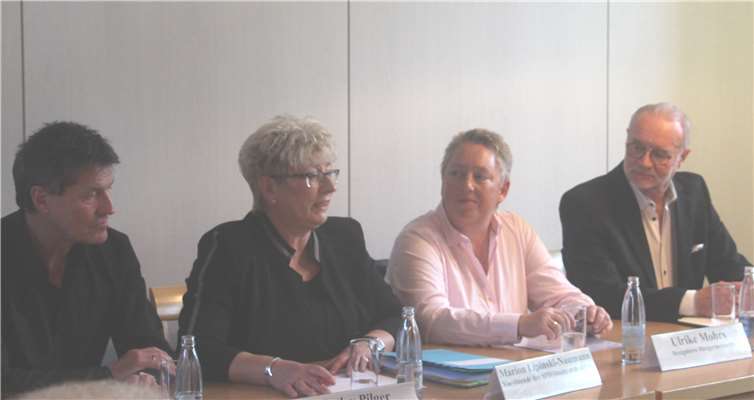 V.l.n.r.: Detlev Pilger (sportpolit. Sprecher SPD-Bundestagsfraktion), Marion Lipinski-Naumann (Vorsitzende SPD-Ratsfraktion), Ulrike Mohrs (designierte Bürgermeisterin), Fritz Naumann (sportpolit. Sprecher SPD-Ratsfraktion). Privat