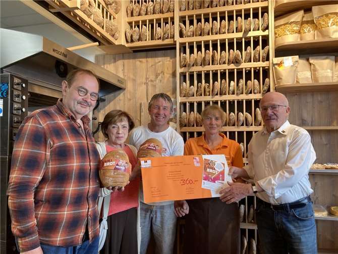 V.l.n.r.: Diakon Michael Hommer, Christa Bergerhausen, Jens und Petra Preißing und KF-Vorsitzenden Werner Hammes bei der Spendenübergabe.  Foto: Irmgard Hammes
