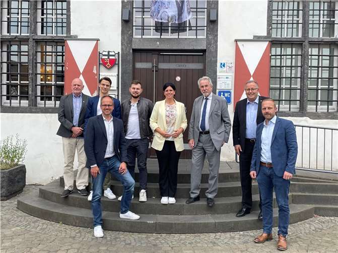 V.l.n.r: Didi Pörzgen (Linzer Werbegemeinschaft), Tim-Jonas Löbeth (FDP), Philipp Amberg (FDP), Sebastian Nelles (FDP), Carina Konrad MdB (FDP), Bürgermeister Dr. Hans Georg Faust, 1.Beigeordneter Helmut Muthers, Steffen Becker (FDP).  Foto: privat