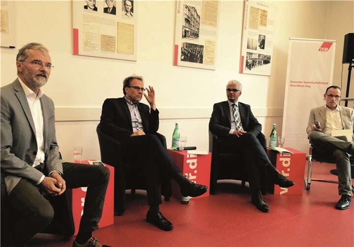 V.l.n.r: Die Kandidaten Tom Schmidt /Bündnis90/Die Grünen), Peter Ruhenstroth-Bauer (SPD), Ashok-Alexander Sridharan und der Moderator Cay Kinzel.Privat