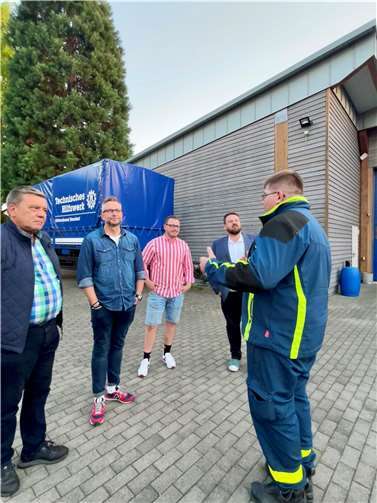 (V.l.n.r.) Die SPD-Vertreter Frank Dommershausen, Marko Boos, Dominik Pretz und Christoph Mohr zu sehen, die vom Bendorfer THW-Ortsverbandsleiter Stefan Schmitz Näheres zum THW erläutert bekommen.