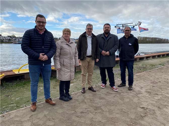V.l.n.r.: Die Sozialdemokraten Dominik Pretz, Edeltrud Goergen, Karsten Lucke, Christoph Mohr und Manfred Bauer an der neu errichteten Spundwand im Rheinhafen.  Foto: SPD Bendorf