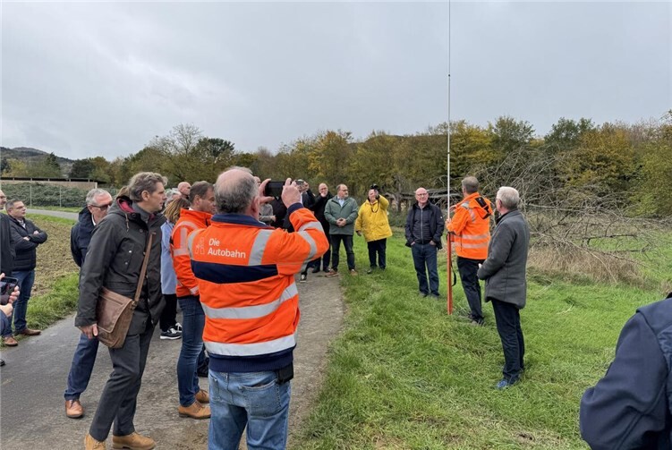 V.l.n.r.: Die Teilnehmer der Exkursion in der „Ehlinger Senke“. Foto: Wolfgang Horrmann