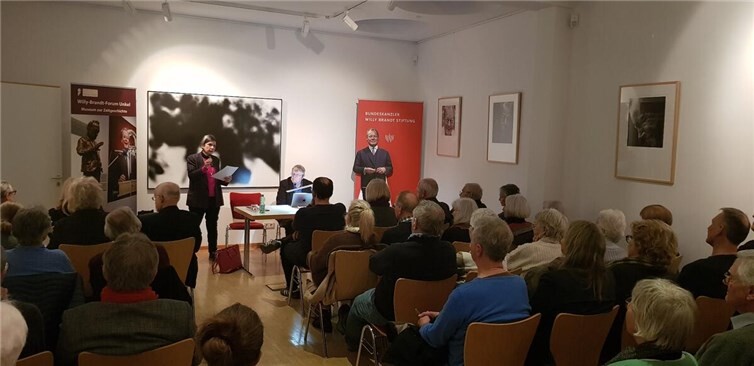 V.l.n.r.: Die zweite Vorsitzende der Bürgerstiftung Unkel "Willy-Brandt-Forum", Dr. Hilaria Dette, bei der Begrüßung sowie den Journalisten und Auto Hartmut Palmer.  Foto: Sabine Köppe