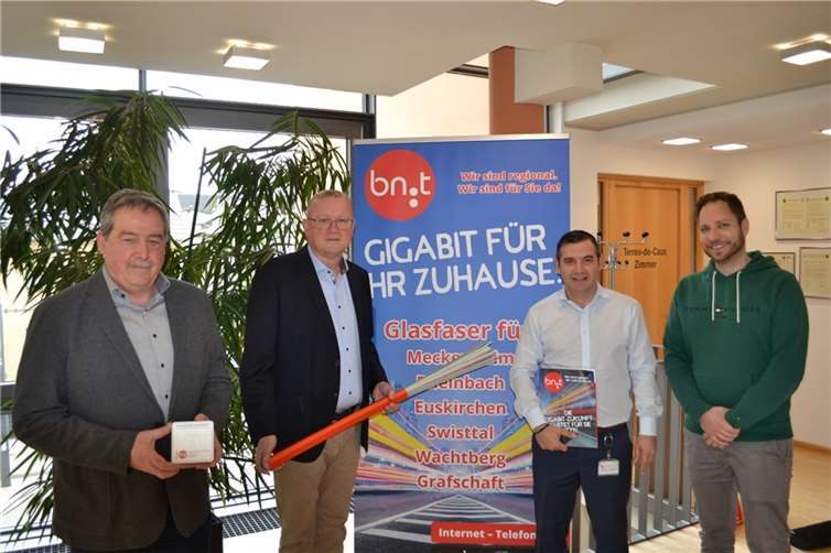 V.l.n.r.: Dieter Dismon Gemeindeverwaltung Grafschaft, Bürgermeister Achim Juchem, Nikolaos Pantios Vertriebsleiter bn:t, Carsten Hartmann Netzplanungslaiter bn:t. Foto: Gemeinde Grafschaft