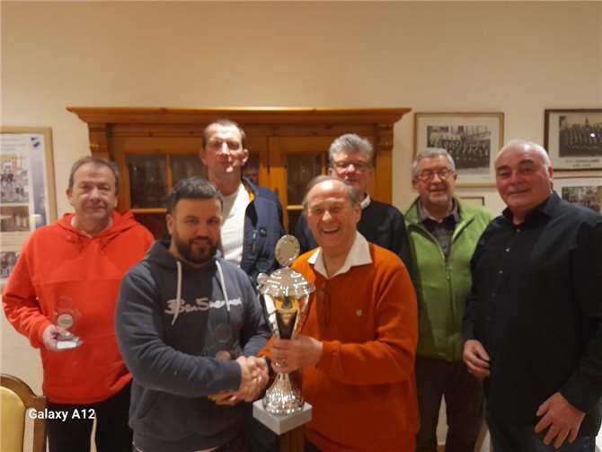 V.l.n.r.: Dietmar Pees, Sieger Michael Mertens, Christoph Honnef. 1. Vors. Josef Chevally, Erich Honnef, Josef Rönn, Achim Nonnen.  Foto: Heiko Glätzner/privat