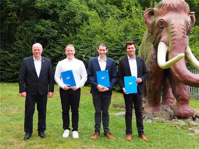 Vlnr: Dipl.-Ing. Werner Schumacher (Vorsitzender des VDI-Bezirksvereins), die Preisträger Marvin Loch B.Sc., Johannes Uhrig M.Eng. und Sven Wenzel M.Eng.  Foto: VDI - Marianne Lotz