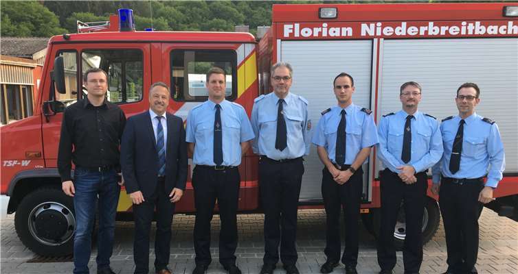 V.l.n.r. Dirk Hammes (Sachbearbeiter), Verbandsbürgermeister Hans-Werner Breithausen, stellver. Wehrführer Lars Heitmann, Roland Birnbach, Wehrführer René Rams, Wehrleiter Peter Schäfer, stellver. Wehrleiter Markus Schreiner. Fotos: privat
