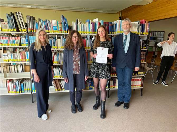 Schülerin belegt 2. Landespreis V.l.n.r.: Dr. Annette Gies, Dr. Christiane Lang, Carla Frömbgen, Dr. Klaus Sundermann. Foto: Pressedienst Gymnasium Nieder-Olm