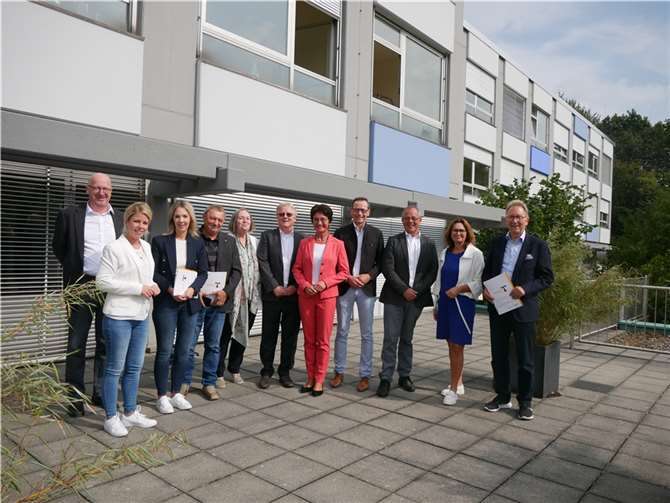 V.l.n.r.: Dr. Hartmut Münzel, Vorstandsvorsitzender Angela von Cordier-Stiftung, Lana Horstmann, Vertreterin SPD Neuwied/Ahrweiler, Ellen Demuth, MdL CDU Linz Rengsdorf, Waldemar Bondza, Vertreter FDP Neuwied/Altenkirchen, Susanne Henn, Vertreterin FDP Neuwied-Altenkirchen, André Tillmann, Geschäftsführer Krankenhausverbund Linz/Remagen gGmbH, Petra Schneider, MdL CDU Kreisverband Ahrweiler, Dr. Oliver Kusch, MdL Sprecher für Gesundheit der SPD Fraktion, Thomas Werner, Geschäftsführer Krankenhausverbund Linz/Remagen gGmbH, Mechthild Heil, MdB CDU Ahrweiler/Mayen/Koblenz, Erwin Rüddel, MdB CDU Neuwied/Altenkirchen  Foto: Kerstin Güntzel/Verbundkrankenhaus Linz-Remagen