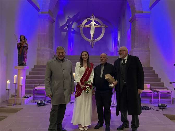 V.l.n.r.: Dr. Ralf Geis (Vorsitzender des Förderkreises Johanniskirche), Rhein-Lahn-Nixe Sarah I., Kantor i.R. Gisbert Wüst, Norbert Schindele (2. Vorsitzender des Förderkreises Johanniskirche)Fotos: Förderkreis Johanniskirche Lahnstein e.V./Christian Gerlach
