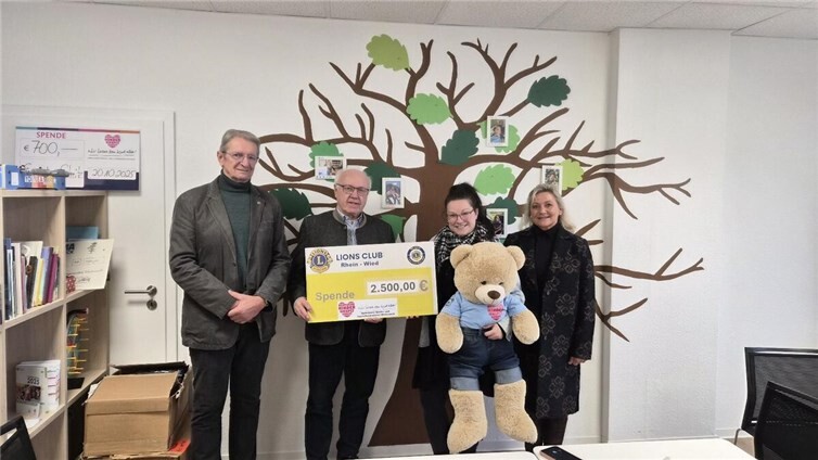 V.l.n.r.: Eberhard Mandel, Hellmuth Buhr, Lions Club Rhein-Wied, Jessica Lehnen, Kinder-uns Jugendhospizdienst, Dr. Anne-Dörthe Herzog Lions Club Rhein-Wied und Initiatorin dieser Aktion.  Foto: Ulrich Krämer