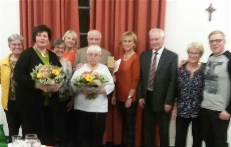V.l.n.r.: Ehrung am Cäcilienfest Mitglieder des Vorstandes mit den Jubilaren, Elke Brosius, Eva Höfer, Brigitte Doetsch, Petra Meyer, Klaus-Dieter u. Marianne Jung, Pia Zeyen, Eberhard Hohn (Chorleiter), Christa Lo Jacono, Udo Weber. Foto: privat