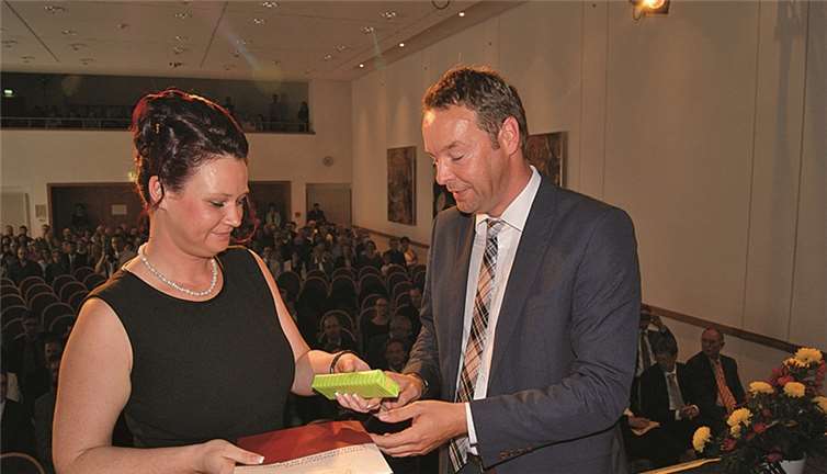 V.l.n.r.: Eine von insgesamt drei Einser-Abschlüssen: Sandra Schunk vom Finanzamt Koblenz erhält ihre Urkunde aus den Händen von Dr. Alexander Wilhelm, Finanzministerium Rheinland-Pfalz.privat