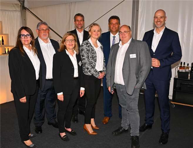 V.l.n.r.: Ellen und Achim Lohner, Kaufmännische Leitung Anja Dany, Geschäftsführer Produktion und Logistik Sven Griger, Vertriebsleiterin Lisa-Marie Stöver, Geschäftsführer Alexander Borgschulze, Betriebsleiter Rainer Pauken, Vorsitzender der Geschäftsführung Bernd Kütscher.  Quelle: Bäckerei „Die Lohners“