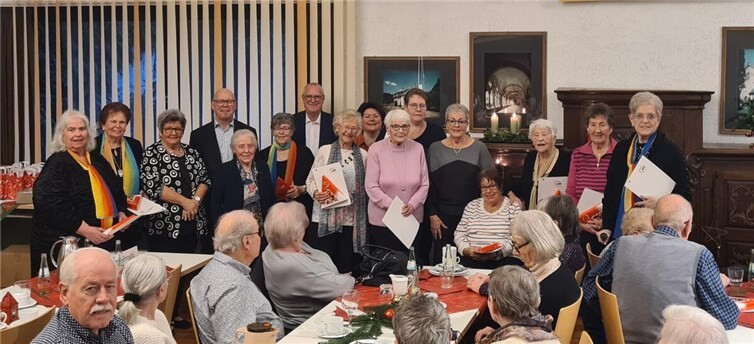 V.l.n.r.: Elvira Kirst, Carla Stein, Ingrid Rademacher, Eva Dommnick, Arno Jacobi, Elke Salz, Fredi Winter, Renate Kley, Martina Brühl, Ellen Melches, Silke Dietl, Beate Dietl, Christel Grünhäuser, Hildegard Trutzel, Giselinde Blenz, Helga Spohr. Sitzend Dieter Fischer.