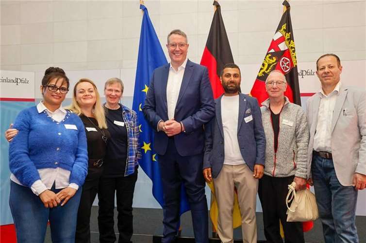 V.l.n.r.: Eman Bakhiet (EIRENE), Olga Deinega (EIRENE), Eva Kolem (CLEANUP), Alexander Schweitzer (Ministerpräsident RLP), Bilal Almasri (EIRENE), Volker Robbert (CLEANUP), Iyad Asfour (EIRENE).Foto: Staatskanzlei RLP / Sämmer