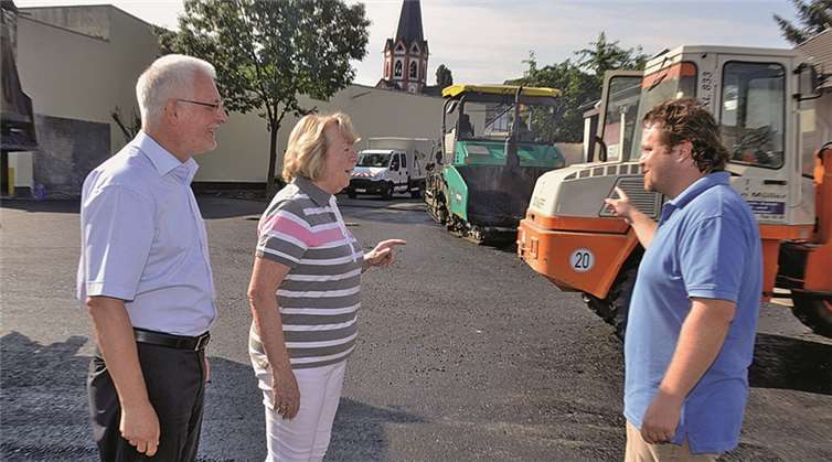 V.l.n.r.: Erster Beigeordneter Detlev Koch, Ortsvorsteherin Angelika Lüdenbach und Tiefbau-Abteilungsleiter Jens Heckenbach machen sich ein Bild vom Baufortschritt. FIX