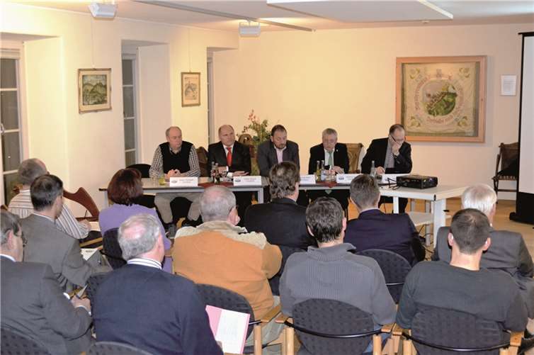 V.l.n.r.: Erwin Theobald, Edwin Staudt, Thomas Rink, Landrat Manfred Schnur, Vorstand der Energieagentur unser-klima-cochem-zell e.V. und Geschäftsführer Hermann Johann führten durch die Tagesordnung.privat