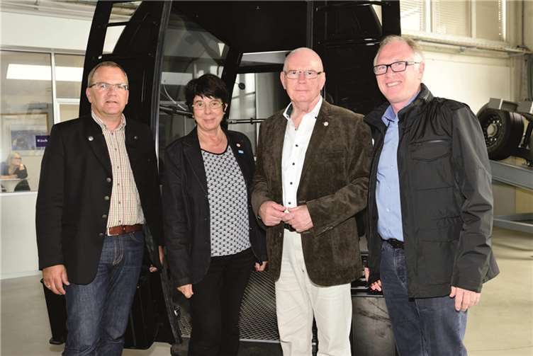 V.l.n.r. Eugen Nigsch, Geschäftsführer der Seilbahn Koblenz GmbH ab Januar 2016, Anna Maria Schuster, Geschäftsführerin BUGA-Freunde, Ernst H. Lutz, Vorsitzender der BUGA-Freunde, Günter Troy, Leiter Vertrieb und Projektionen Deutschland, Doppelmayr. Fotos: Dietmar Guth