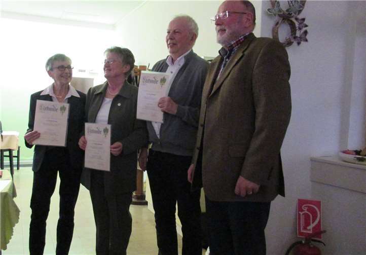 V.l.n.r.: Eva Kirschbaum, Irmhild Füllenbach, Peter Weinhold und Lutz Rössler, Vorsitzender der Bezirksgruppe Köln-Mittelrhein. Foto: Wolfgang Kirchhof