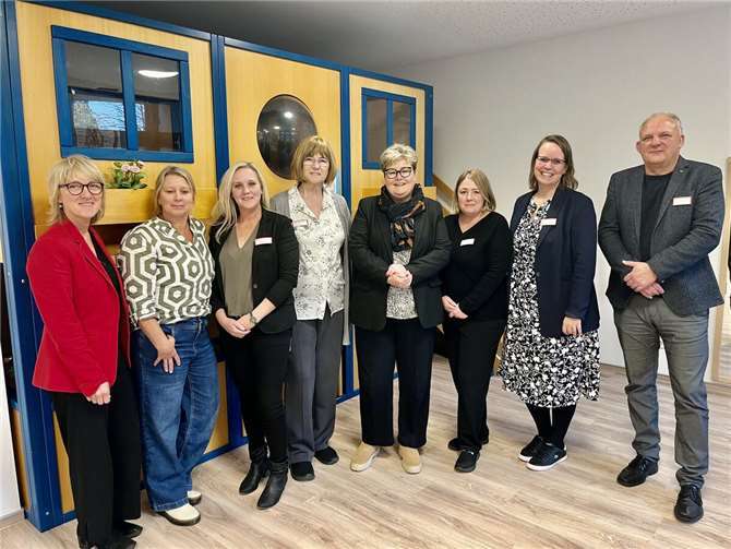 V.l.n.r.: Eva Neef (Geschäftsbereichsleitung Soziale Dienste & Verbandsarbeit), Jutta Lipkowski (Fachbereichsleitung Kindertagesstätten), Anne Hertling (Kita-Leitung), Petra Louis (Kita-Leitung), Bianca Brück (Bildungsstaatssekretärin), Eva Cremer (Pädagogische Fachkraft), Michaela Naunheim (Vorständin AWO Rheinland), Karl-Werner Strohe (Einrichtungsleitung Seniorenzentrum Haus der Generationen).  Foto: privat
