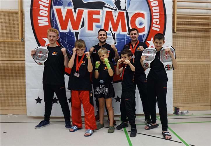 V.l.n.r. Fabian Franke, Mark Bärhausen, Marco Mosdzien, Jonas Ewy, Theo Filipp, Sascha Ett, Leo Stach.  Fotos: Outcast Fighting e.V.