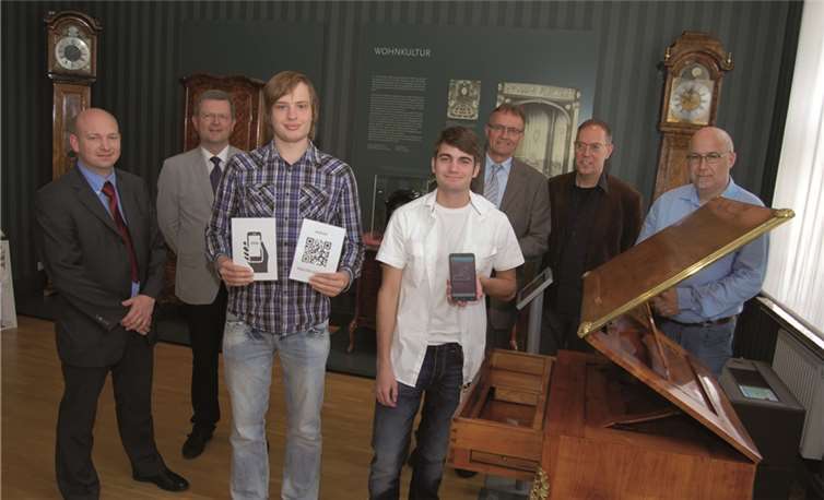 (V.l.n.r.) Fachlehrer Carsten Lenzen, stellvertretender Schulleiter Rainer Bomberg, Dominik Dederichs, Tobias Schmidt, Landrat Rainer Kaul, Museumsleiter Bernd Willscheid, EDV-Betreuer Thomas Höfner. privat