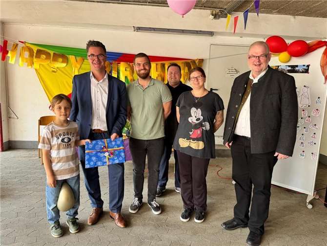 V.l.n.r.: Felix Schellhorn, Bürgermeister Peter Jung, Gesamtleiter Eric Weiler, Kita-Leiter Thomas Bläsche, Elternausschussvorsitzende Tanja Christ und Pfarrer Christian Scheinost. Foto: privat