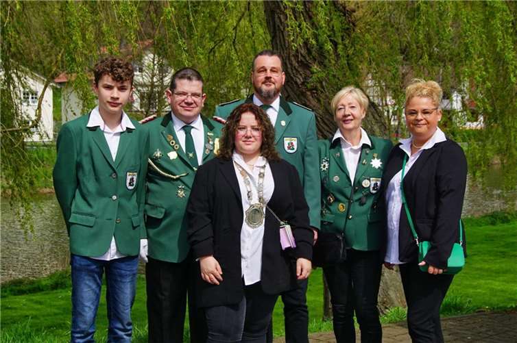 V.l.n.r.: Felix Schilling, 1. Brudermeister Robert Brach, Schützenkönigin Sara Brach, 1. Schießmeister Manfred Scholl, Frauenbeauftragte Petra Buchsieb und Schützenschwester Nicole Schilling.  Foto: Robert Brach