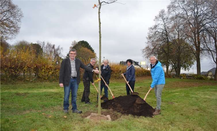 V.l.n.r.: Ferdi Wittlich (Ortsbürgermeister Kurtscheid), Horst Ewenz und Hans Eckert (beide Beigeordnete der Ortsgemeinde Kurtscheid), Martina Jungbluth (Leiterin der Bewertungskommission), Achim Hallerbach (1. Kreisbeigeordneter und Dezernent für Dorfentwicklung).Privat