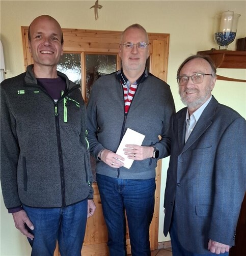 V.l.n.r.: Frank Ditscheidt (Vorsitzender VdK St. Katharinen), Jörg Riess (9.000stes Mitglied im VdK-Kreisverband Neuwied), Kreisvorsitzender Hans Werner Kaiser.  Foto: Hans Werner Kaiser