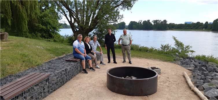 (V.l.n.r.) Frank Driesch, Jutta Ebert, Bernd Giebel, Dieter Hünerfeld und Karl-Heinz Wilhelmy begrüßten die neue Grill- und Feuerstelle am Rheinufer.  Foto: Ortsbeirat Irlich
