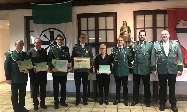 V.l.n.r.: Frank Heidgen, Eberhard Krebs, Guido Knopp, Stefan Rieke, Helga Lorscheid, Brudermeister Alexander Knopp, Hauptmann Jörg Weidenbach, Bezirksbundesmeister Uwe Walkenbach. Foto: privat