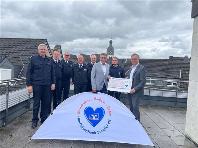 V.l.n.r.: Frank Linnarz, Christian Klein, Laurenz Kreuser, Thomas Bauerfeind, Jens Hapke, Peter Feuser, Sascha Schemmel, Burchard Kraus. Foto: Raiffeisenbank Voreifel eG