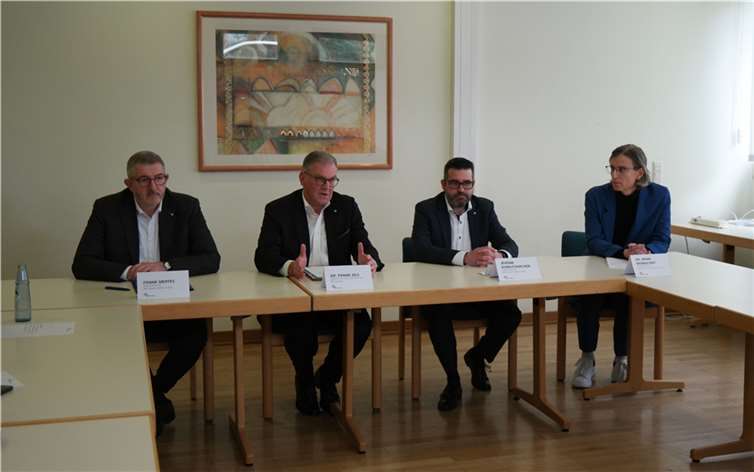 V.l.n.r. Frank Mertes, Regionalleiter der BBT-Region Koblenz-Saffig, Dr. Frank Zils, Sprecher der Geschäftsführung der BBT-Gruppe, Jérome Korn-Fourcade, Regionalleiter der BBT-Region Koblenz-Saffig, Dr. med. Arian Mobascher, Chefarzt der Klinik für Psychiatrie und Psychotherapie.  Foto: ND