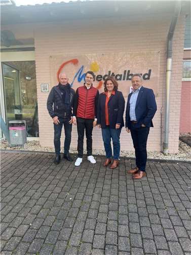 V.l.n.r.: Frank Reinhard, Mitglied der FDP-Fraktion im Verbandsgemeinderat, Tim-Jonas Löbeth, Vorsitzender FDP Rengsdorf-Waldbreitbach, Sandra Weeser, MdB und VG Bürgermeister Hans-Werner Breithausen  Foto: Werner Eidenberg/VG Rengsdorf-Waldbreitbach