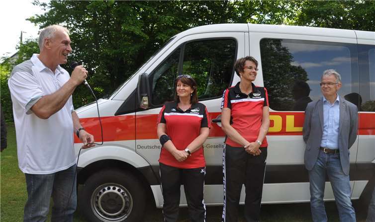 V.l.n.r: Fred Pretz (Bürgermeister VG Vallendar), Frau Winklerund Frau Bomm,Leiter der VR-Bank Neuwied-Linz. Fotos: J. Luecker (www.foto-shark.com)