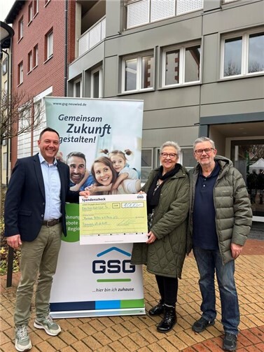 V.l.n.r.: GSG-Geschäftsführer David Meurer, Christel und Hans-Peter Weißenfels vom Verein „Freunde helfen mit Herz“.  Foto: Elena Daniel