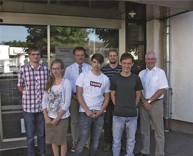 V.l.n.r.: Gastauszubildender Julian Kettemer (Kreisverwaltung Landkreis Westerwald), Auszubildende Nelly Voth (2. Lehrjahr), Büroleiter Wolfgang Müller, der neue Auszubildende Denis Eitelberg, Personalratsvorsitzender Fabian Stein, der neue Auszubildende Fabian Kaul, Bürgermeister Volker Mendel. Privat