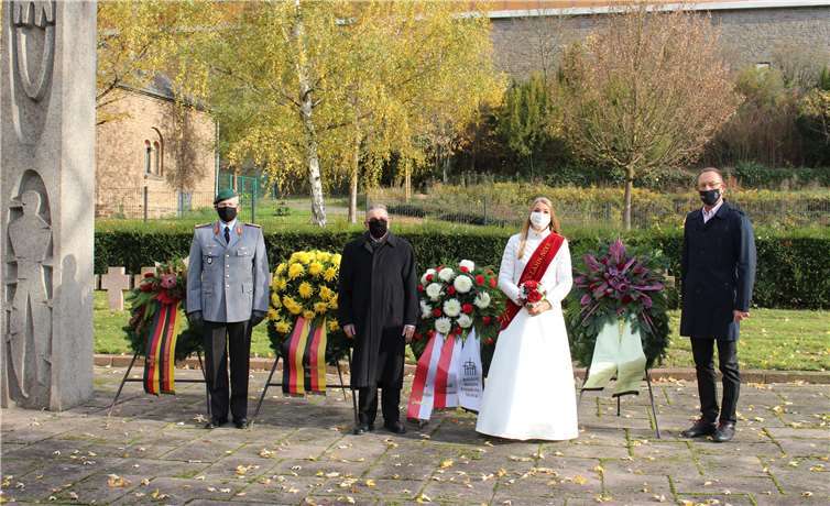 V.l.n.r.: General André Bodemann, Bürgermeister Adalbert Dornbusch, Rhein-Lahn-Nixe Sira I. und Günter Groß vom KVL. (Fotos: Tina Schmidt / Stadtverwaltung Lahnstein). Foto: Stadt Lahnstein
