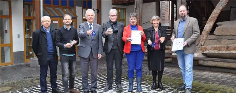 (V.l.n.r.) Georg Linden, Vorstandsmitglied des Vereins „Freunde edlen Glases (und Leiter der Werkstätten in der Glasfachschule), Bürgermeister Stefan Raetz, Joachim Strasda, Vorsitzender Freunde edlen Glases e.V., Prof. Barbara Schock-Werner, Dr. Ruth Fabritius, Museumsleiterin und Frank Wiesenberg, experimenteller Archäologe, Universität zu Köln.Bozena Yazdan