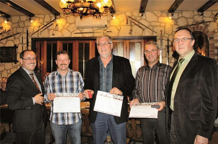 V.l.n.r.: Gerd Heilmann (l.) und Walter Wendel (r.) freuen sich mit den Jubilaren Herbert Schäfer, Ferdinand Retterath und Manfred Jonas.
