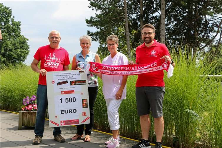 V.l.n.r.: Gerhard Hehl, Vorsitzender FCK-Fanclub Kuhnhöfen/Arnshöfen, Eva-Maria Hebgen, Einrichtungsleiterin Hospiz St. Thomas, Manuela Jung, Pflege und Dominik Hehl. Foto: Stationäres Hospiz St. Thomas, Dernbach