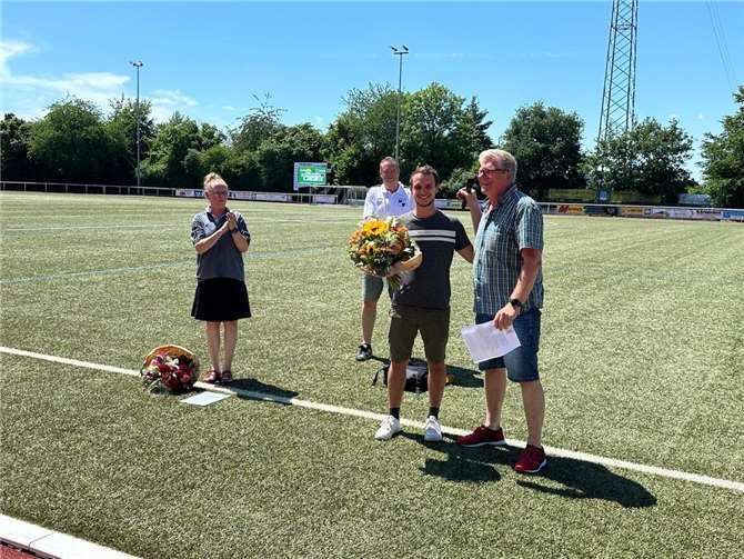 V.l.n.r.: Gerry Weiderfeller - Organisatorin des Pilotprojektes mit viel Herzblut, Dominic Pauls - Jugendleiter SV Windhagen - verantwortlich für den Ablauf des Tages, Lars Busch - schreibt auf Grundlage dieser Pilotstaffelm seine Masterarbeit, Ralf Klohr - Initiator der Spielform miteinander.