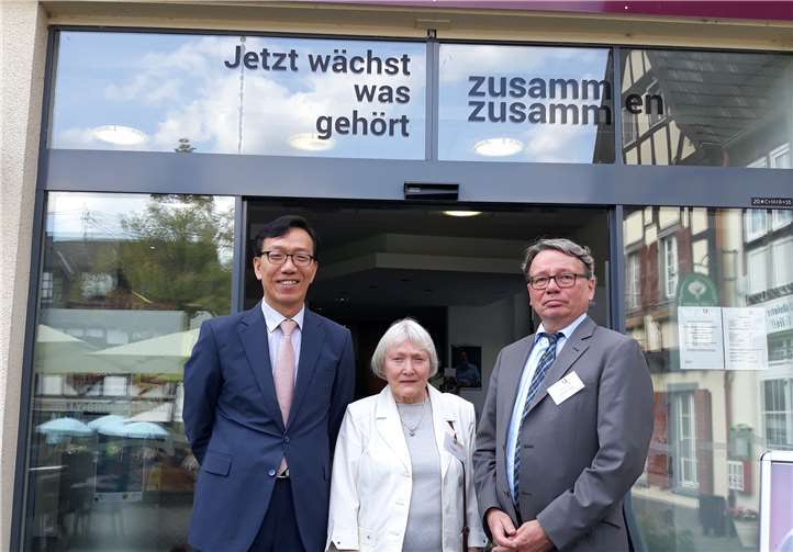 V.l.n.r.: Gesandter Taeyoung Park, Sigrid Wesely und Christoph Charlier berieten mögliche Projekte für die Zukunft.Privat